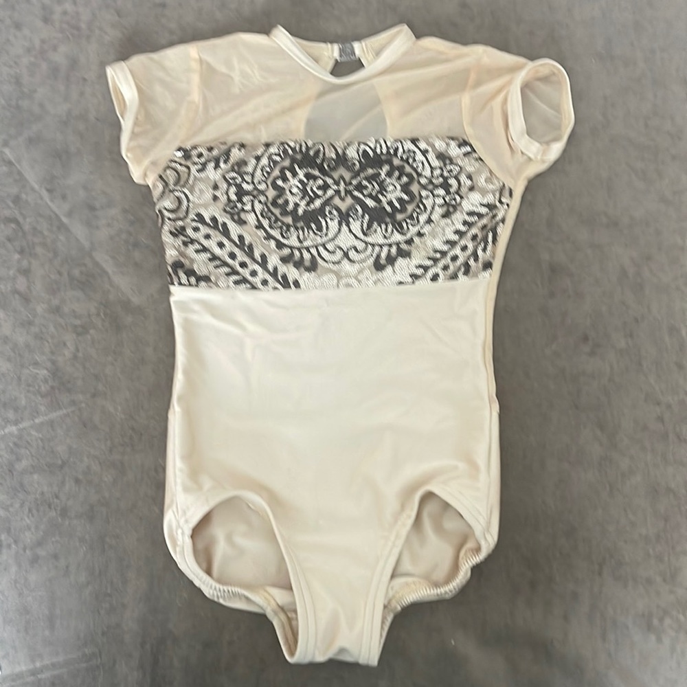 Details dancewear leotard. Short sleeve. Sequined front. Color- cream. Size XL